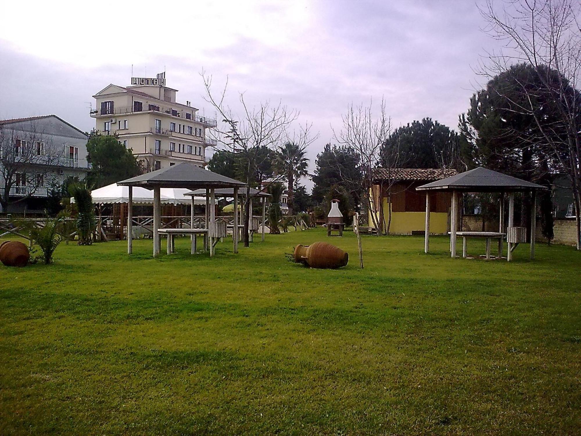 Hotel La Rotonda Cepagatti Exterior foto